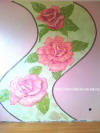 15 зигзаг на стене заполненный объемным русунком из декоративной штукатурки ввиде роз